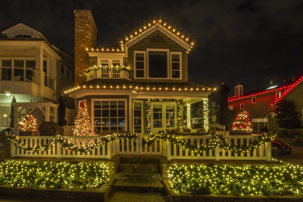 How to Set a Programmable Timer for Holiday Lights